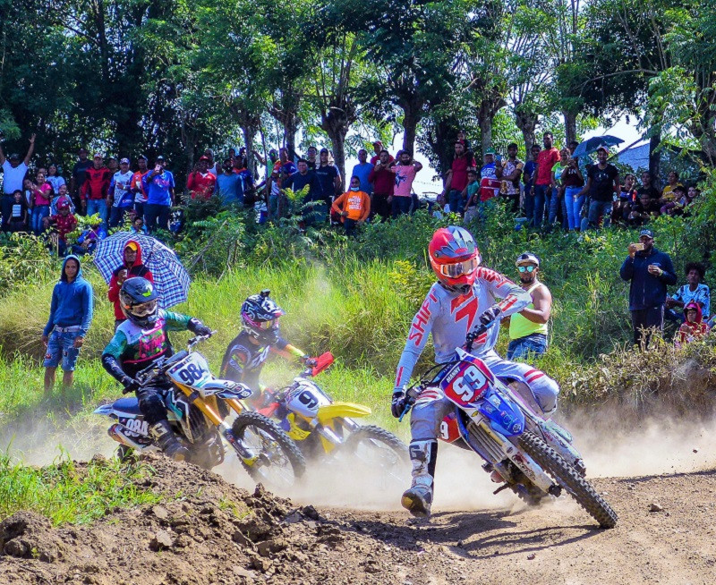 Manny Mora (99) al frente