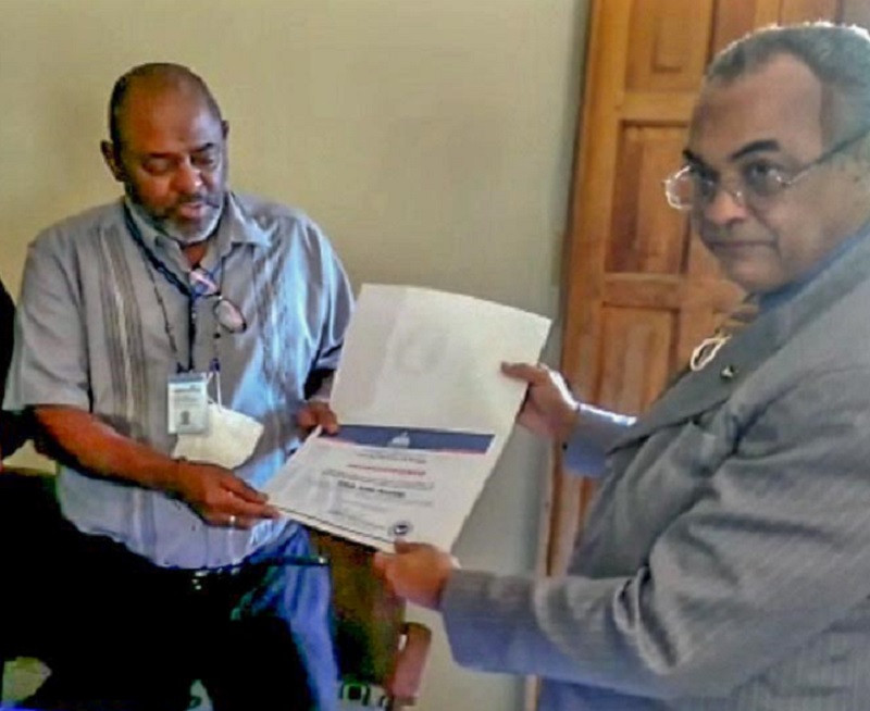 El seu00f1or Ariel Acosta, recibe el galardu00f3n para el club que lleva su nombre, que entregan los seu00f1ores, Domingo Deprat Jimenez, director regional norte del Consejo Nacional de Drogas y Felix Lu00f3pez, coordinador tu00e9cnico de esa entidad