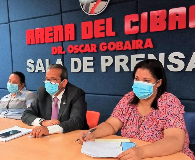 Al centro, licenciado Juan Vila, viceministro de desarrollo deportivo para la Regiu00f3n Norte
