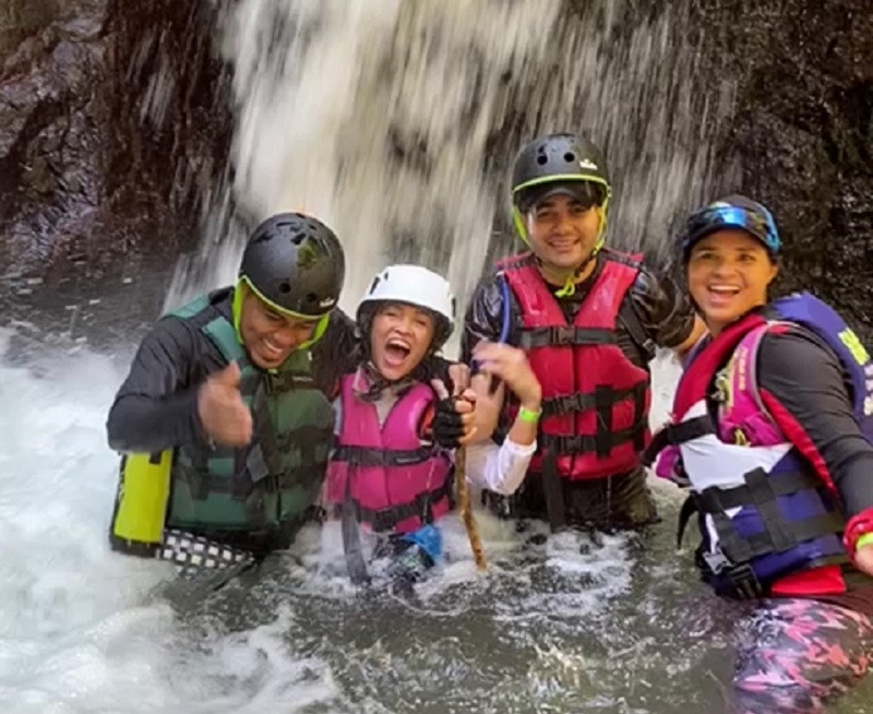 Grupo en la cascada