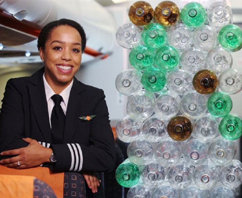 Easyjet uniformes con botellas de plastico