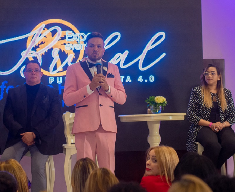 Aneury Pilar, director del evento mientras dirige sus agradecimientos