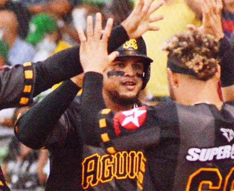 Juan Lagares es felicitado por sus companeros de equipo.