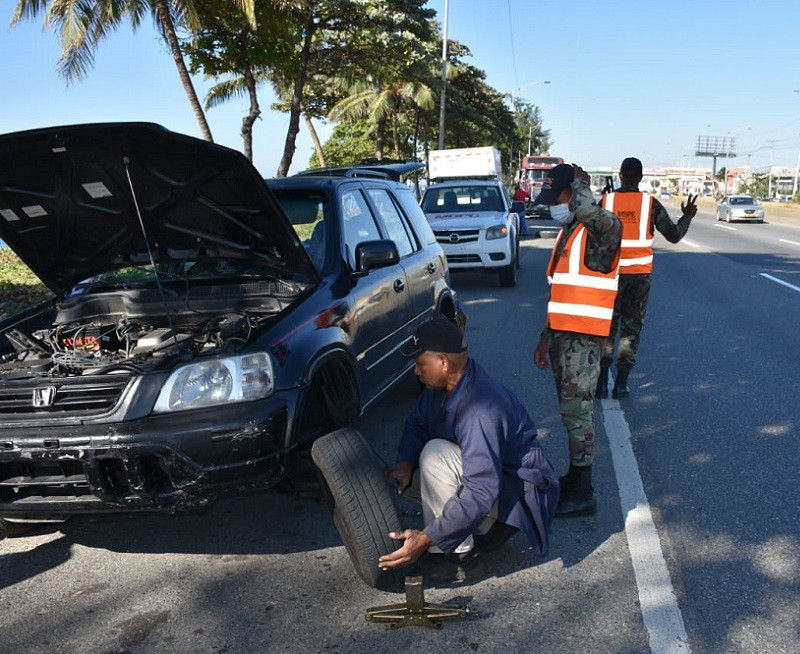 Una asistencia de Comipol en cambio de neumu00e1tico.