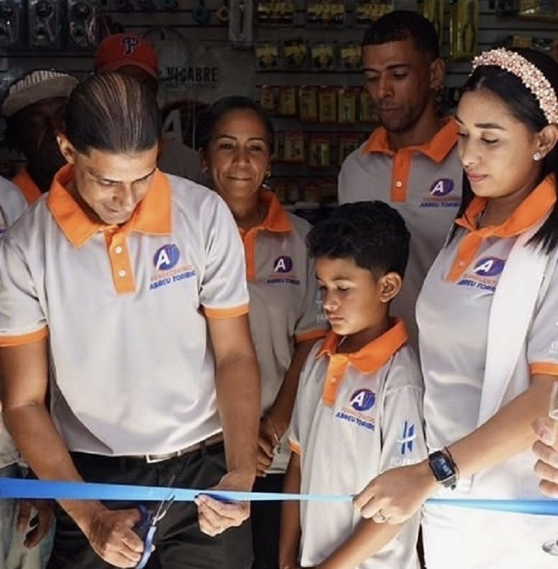 Victor Abreu,  Alan Abreu Toribio y Yeraldin Toribio en el corte de la cinta