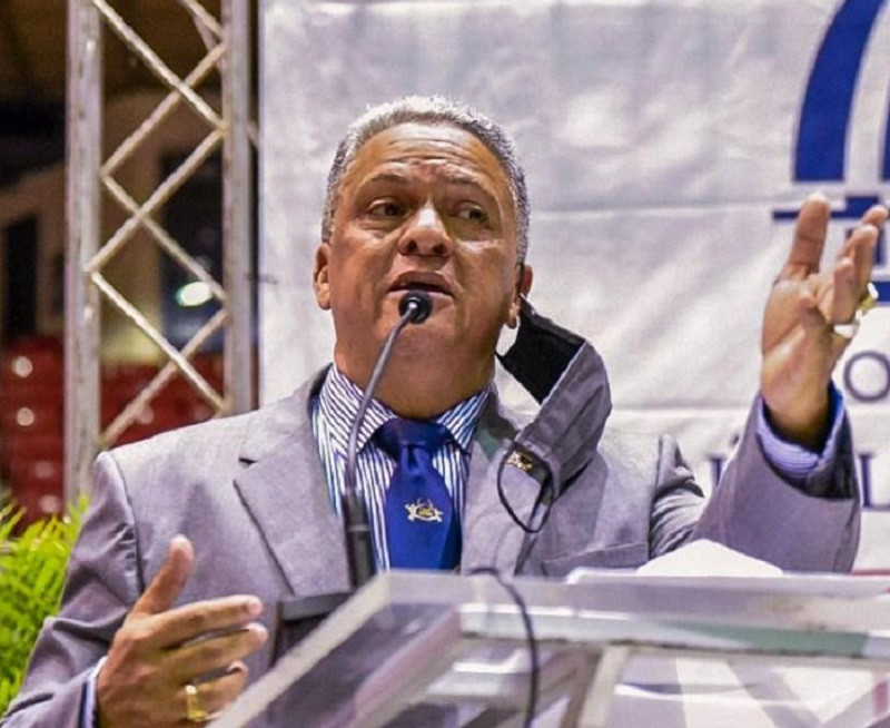 En el centro, el señor Tony Peña R, durante la presentación del equipo Metros de Santiago,