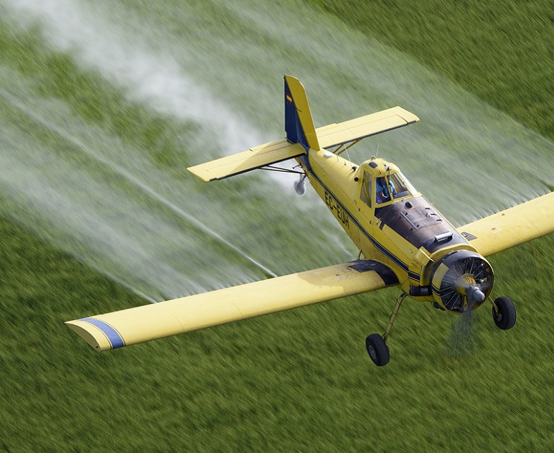 Avion fumigando arroz