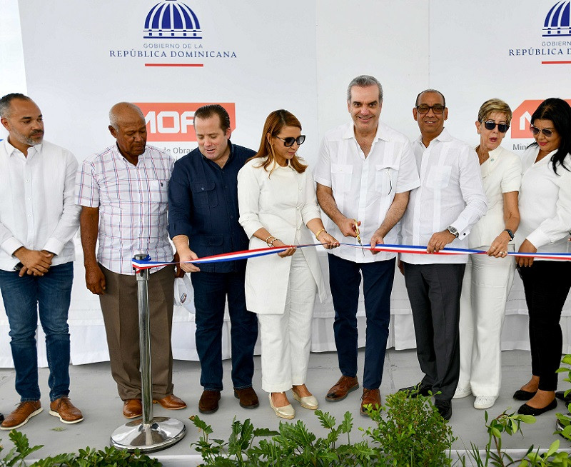 Presidente Abinader  ministro Deligne Ascencion y autoridades de Puerto Plata cortan cinta inauguracion puente LAs Canas