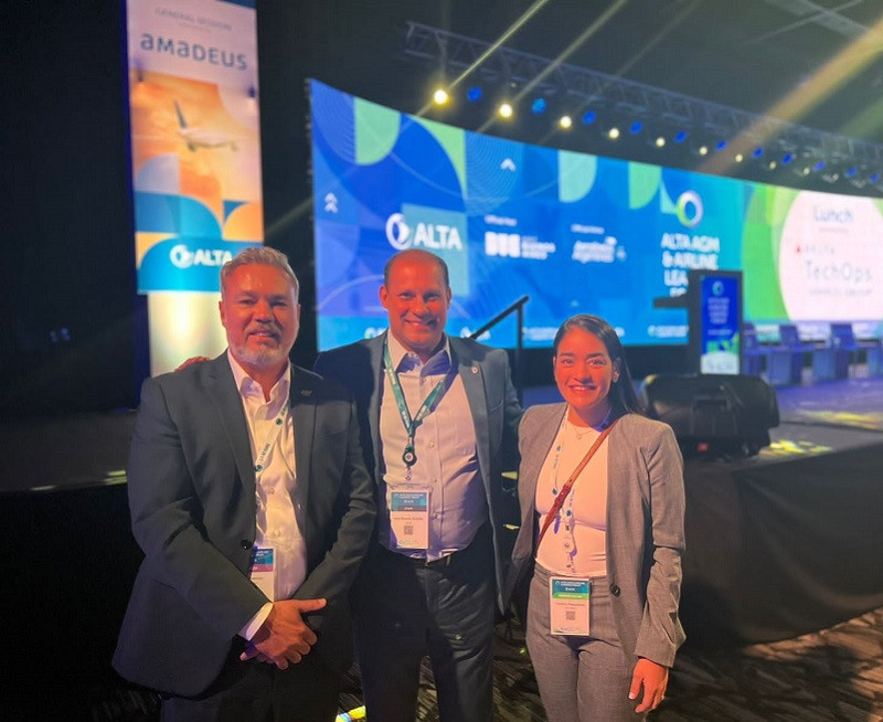 Juan Chamizo CEO de Sky High Aviation Services, Josu00e9 Ricardo Botelho, Director Ejecutivo y CEO de ALTA y Cesarina Beauchamp de Chamizo, directora Comercial de Sky High Aviation Services.