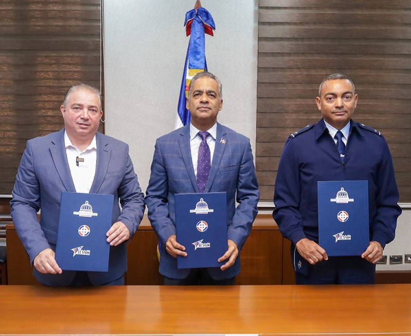 Autoridades IDAC, MINPRE y FARD durante la firma del acuerdo   A