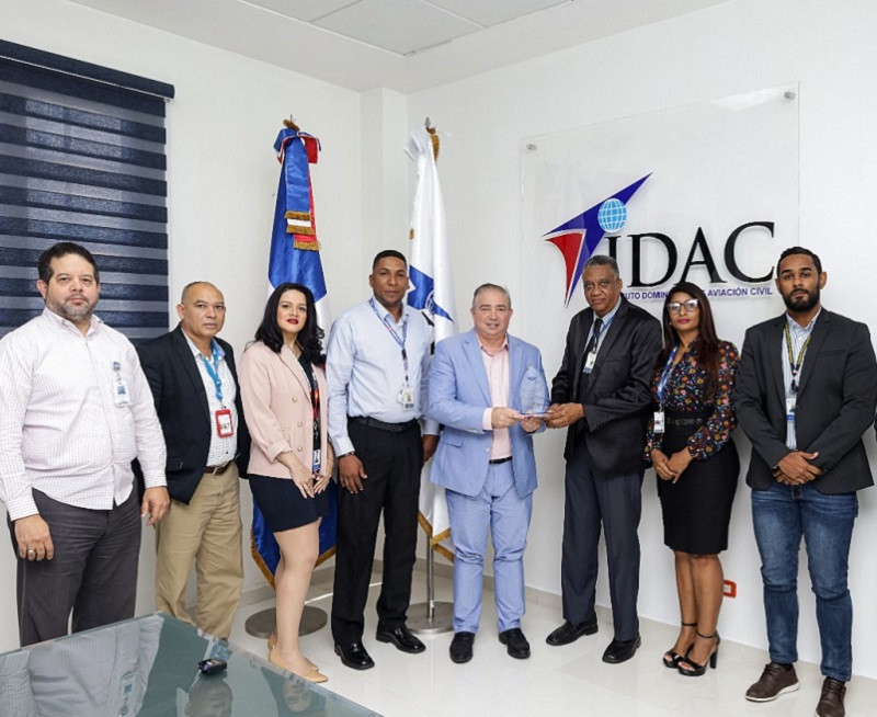 Hu00e9ctor Porcella, director general interino del IDAC, reconocido por la Asociaciu00f3n de Especialistas en Servicios de Informaciu00f3n Aeronu00e1utica