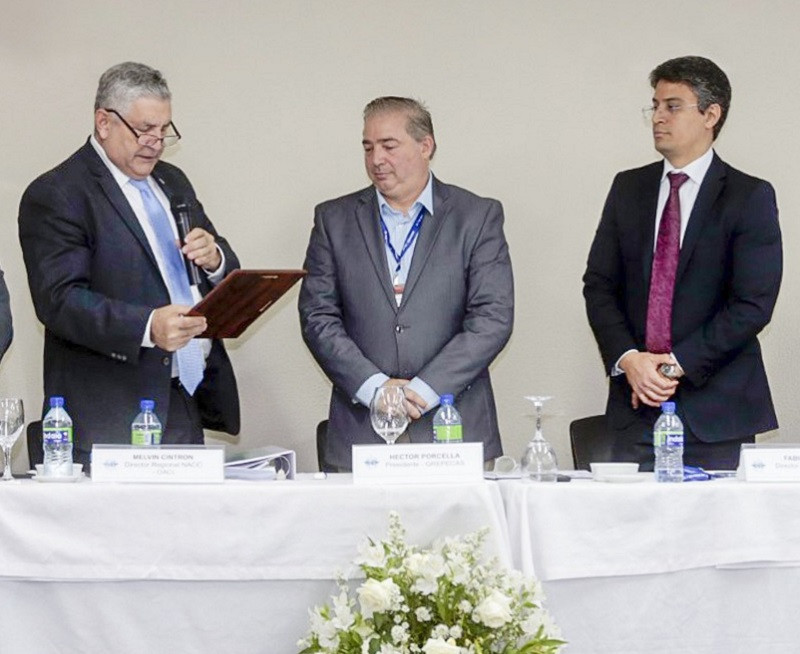 Melvin Cintru00f3n entregu00f3 la placa de reconocimiento a Porcella