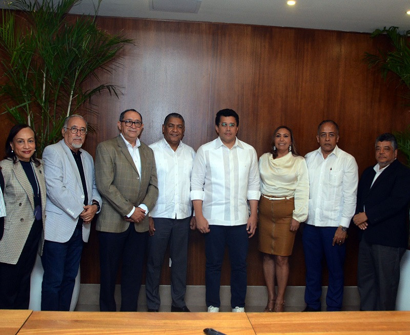 Visita del ministro de Turismo a Santiago