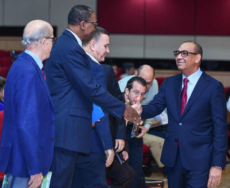 Deligne Ascencion es recibido por JII Damee, Nestor Matos y Max Puig para iniciar el Simposio 