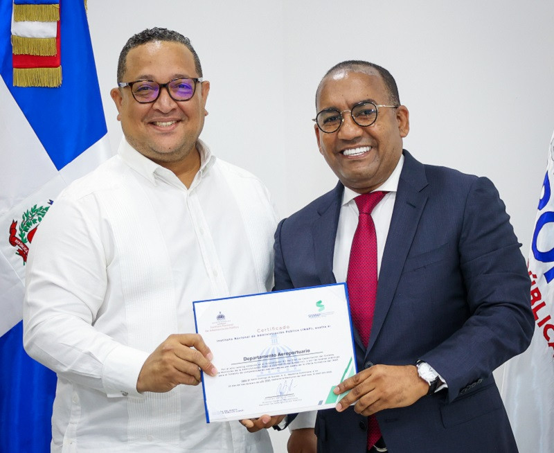 Cristian Su00e1nchez Reyes, director General de INAPI y Vu00edctor Pichardo, director ejecutivo del DA