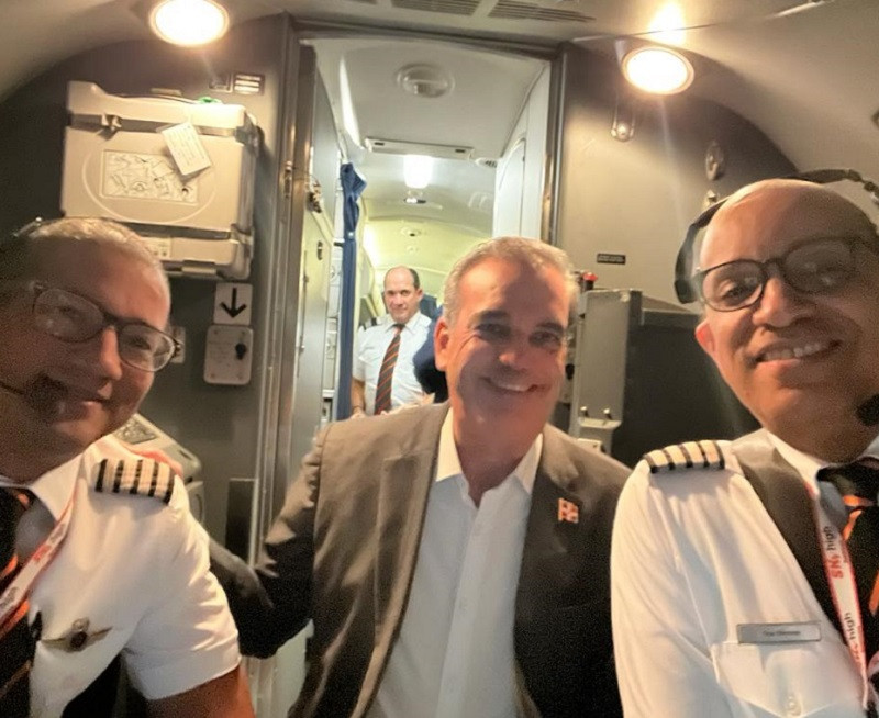 Presidente Abinader junto a los pilotos