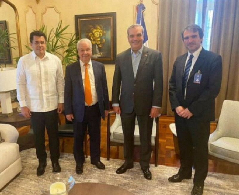 Visita al presidente Abinader de ejecutivo de Air Caraibes