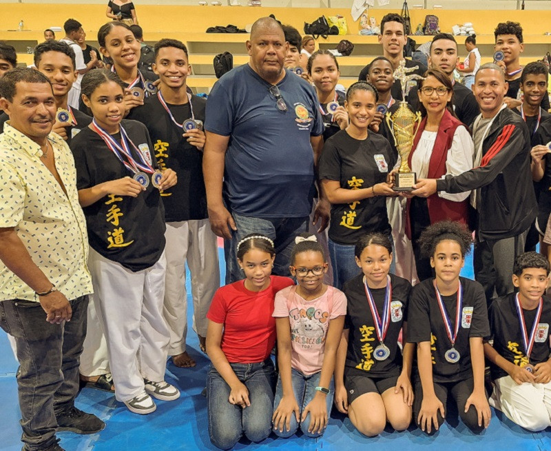 Eupipo de Santiago campeu00f3n de karate premiados por Severiano Rosa y Ana Elsa Santos
