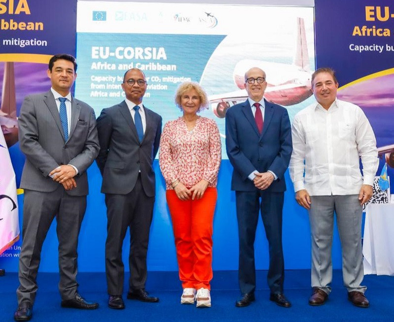 Director general del IDAC junto a expositores internacionales CORSIA