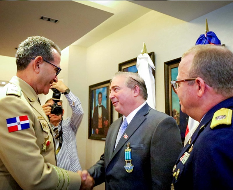 Hu00e9ctor Porcella tras recibir la medalla al merito del ministro de defensa, teniente general  Carlos Luciano Du00edaz Morfa. A su lado, el director del CESAC, general de brigada Floreal Suu00e1rez Martu00ednez