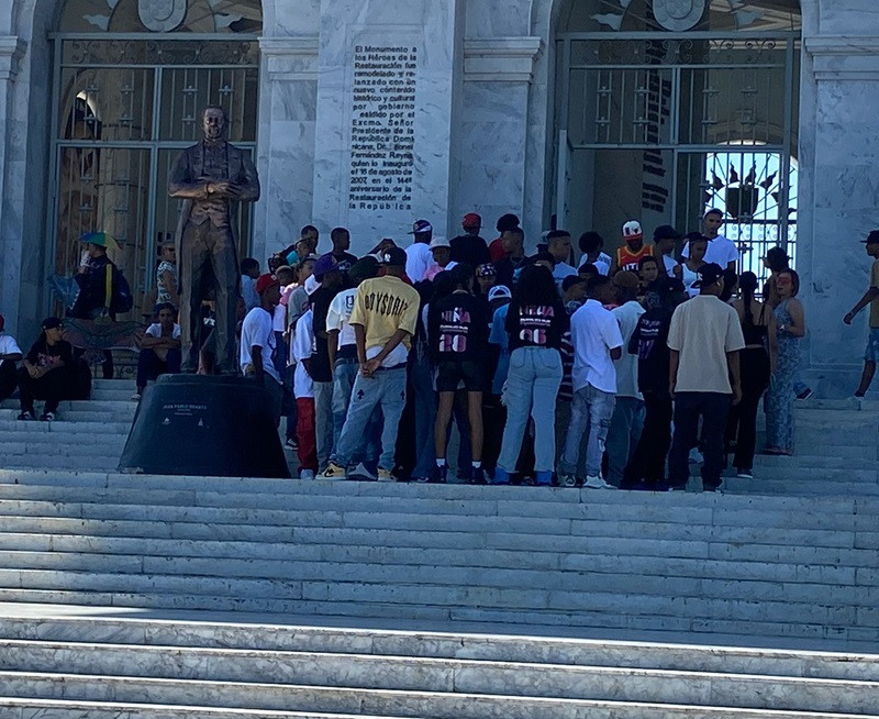Grupo en Monumento a los Heroes