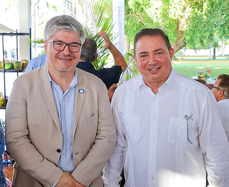 El secretario general de la Organizaciu00f3n de la Aviaciu00f3n Civil Internacional (OACI), Juan Carlos Salazar y el director general del IDAC, Hu00e9ctor Porcella