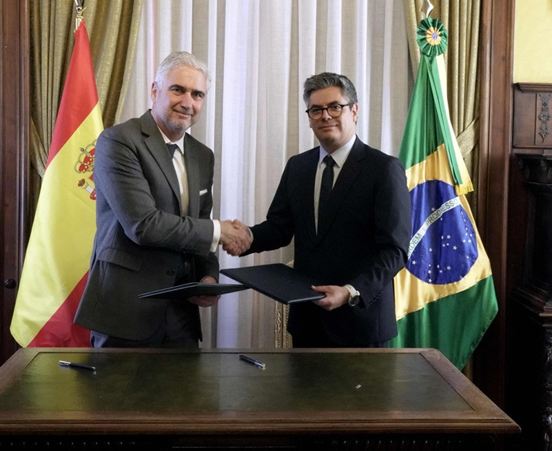 Acto de firma Pau00eds Socio FITUR 2025 por el Embajador de Brasil, Orlando Leite Ribeiro, y el Vicepresidente Ejecutivo de IFEMA Madrid, Daniel Martu00ednez.