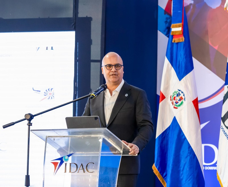El director general del IDAC, Igor Rodríguez Durán; durante su discurso a colaboradores de la institución en el acto “Volando Alto”.