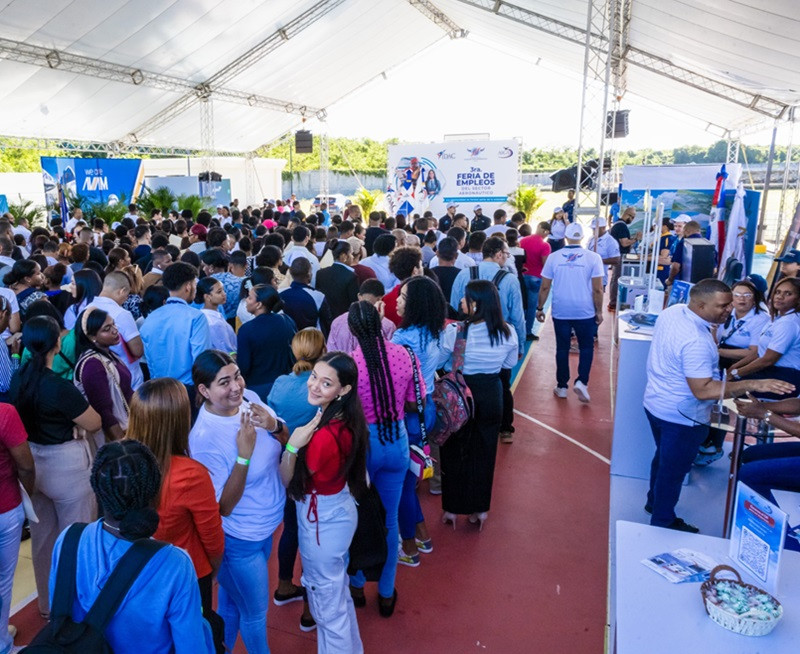 Parte de la asistencia de jóvenes a la feria de empleos.