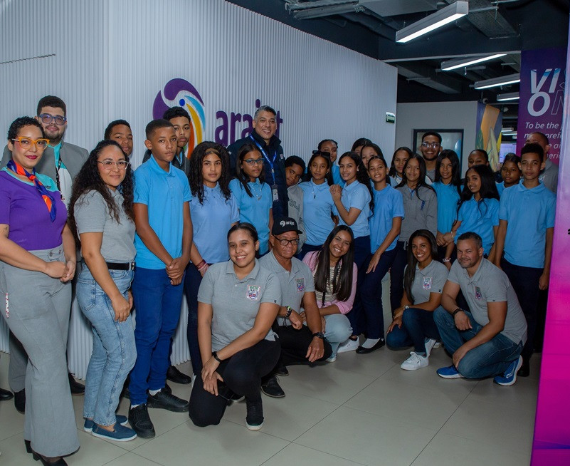 Victor Pacheco Mendez CEO y Fundador de Arajet, recibe a los niños de Salcedo