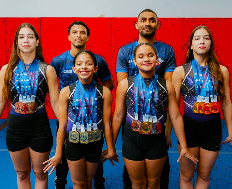 1 Equipo del Mega Gym, Victoria Knupper, Miranda Torres, Dana Hernàndez y Valeria Knupper Checo, detràs Christopher Turbí y Melvin Rodríguez