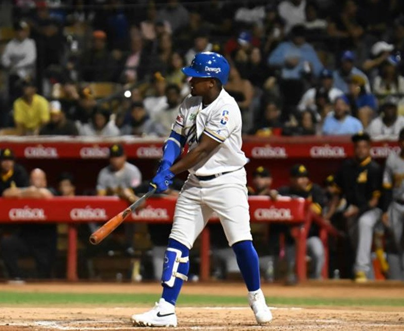 Domingo Leyba disparó el cuadrangular de tres carreras para el Licey. (FÉLIX LEÓN)