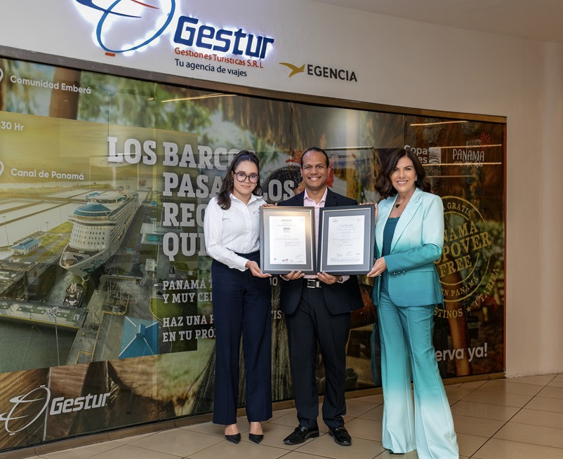 Cadelin Rosa, Sr. Ariel Espejo Combes y Theresa Sullivan