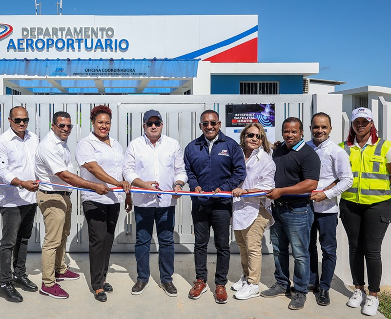 José Ignacio Paliza y Víctor Pichardo realizan corte de cinta inaugural, junto a las autoridades de Pedernales.