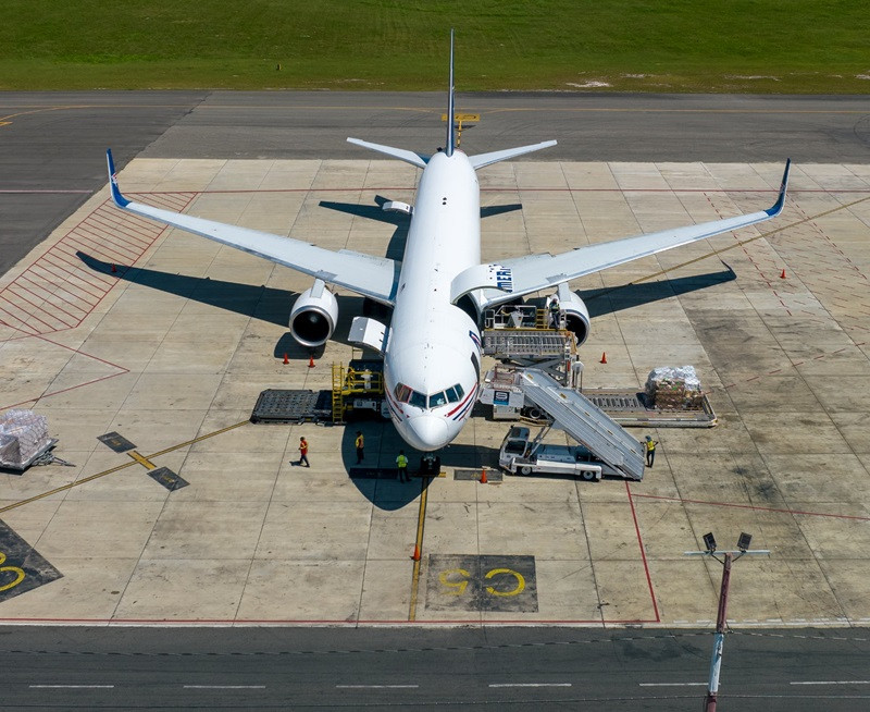 Avión de carga operando en AILA