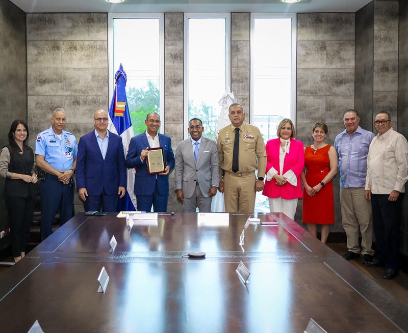Deligne Ascención y Víctor Pichardo junto a los miembros de la Comisión Aeroportuaria
