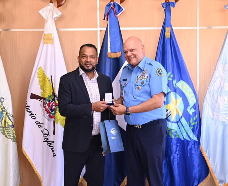Detective Fausto García y General de Brigada Piloto Enmanuel Souffront Tamayo.
