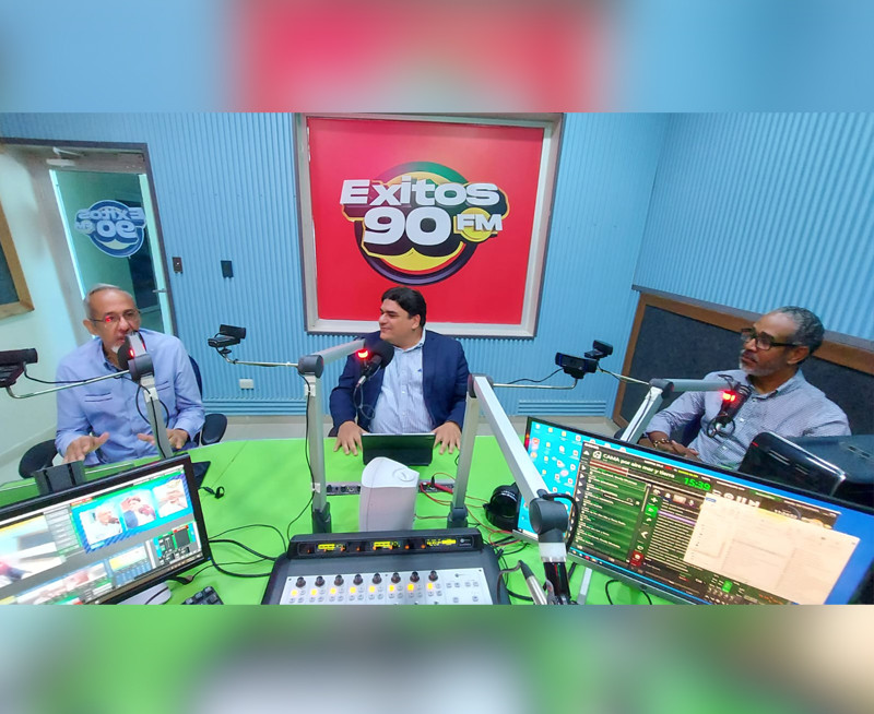 Al centro el gerente general de la sucursal de Santiago de Santo Domingo Motors, Carlos Sánchez, a su derecha Pedro Dominguez y a la izquierda Junior Breton conductores de Por Aire Mar y Tierra.