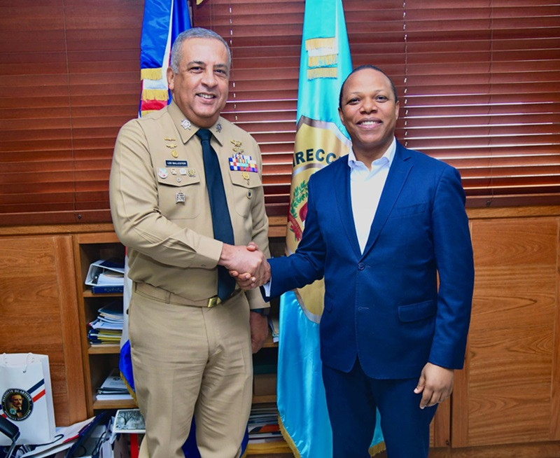 Director general de Migraciu00f3n, vicealmirante Luis Rafael Lee Ballester, junto al director ejecutivo del Intrant, Milton Morrison.