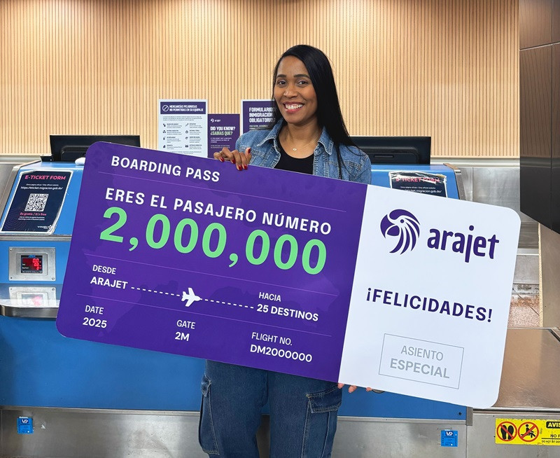 Yomara Sanchez pasajera #2,000,000 transportada por Arajet
