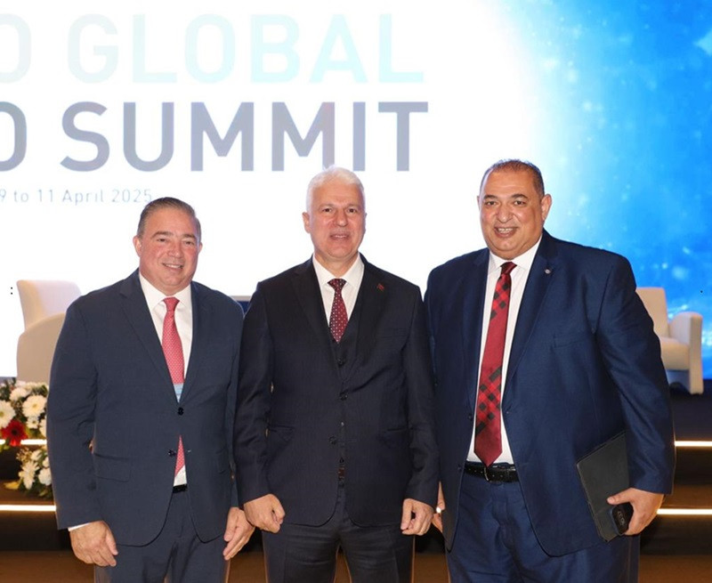 Héctor Porcella, Mohamed Khalifa Rahma, director del Air Transport Bureau de la OACI y Kemal Yüksek, director general de Aviación Civil de Türkiye
