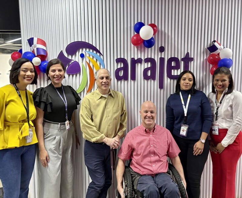 Lideres de servicio al cliente de Arajet con ejecutivos de Travelgali y Open Doors Organization
