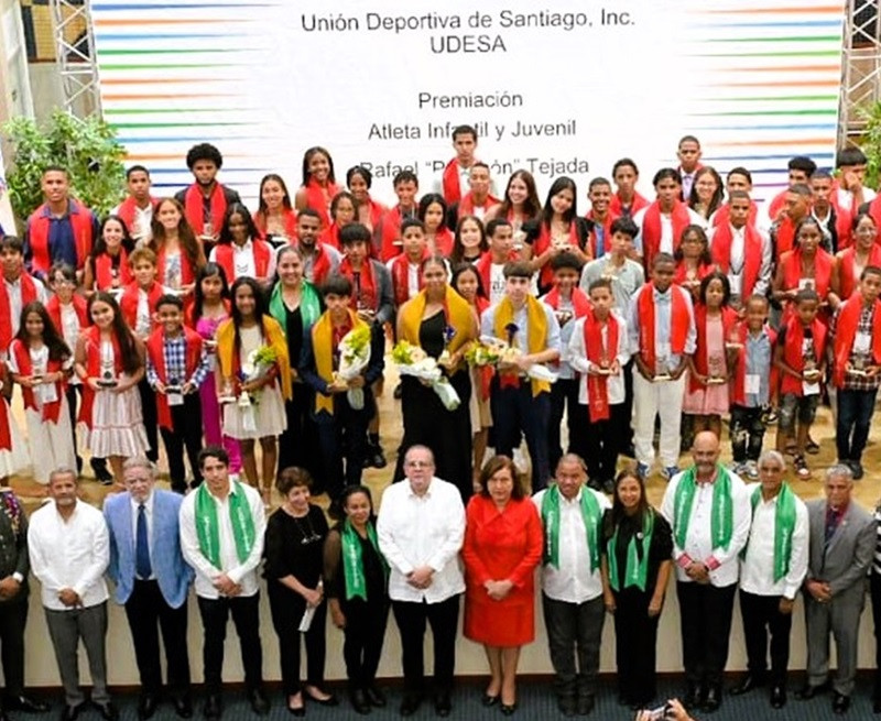 Atletas premiados junto a directivos de UDESA y otros