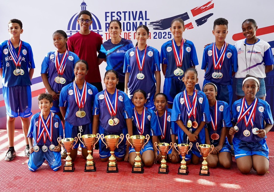 El podio del Festival Escolar Regional de Tenis de Mesa U13 y U15 fue ocupado por los equipos de Santiago Noreste, Licey al Medio y Jánico, sucesivamente.
