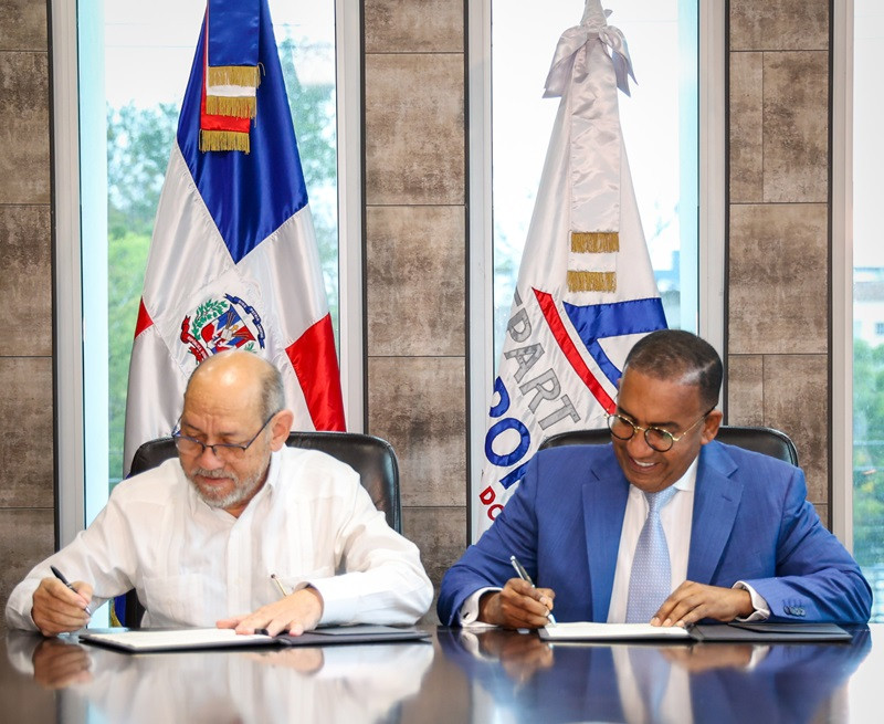 Vu00edctor Pichardo, director ejecutivo del DA y Leonardo Reyes, titular de la ONESVIE