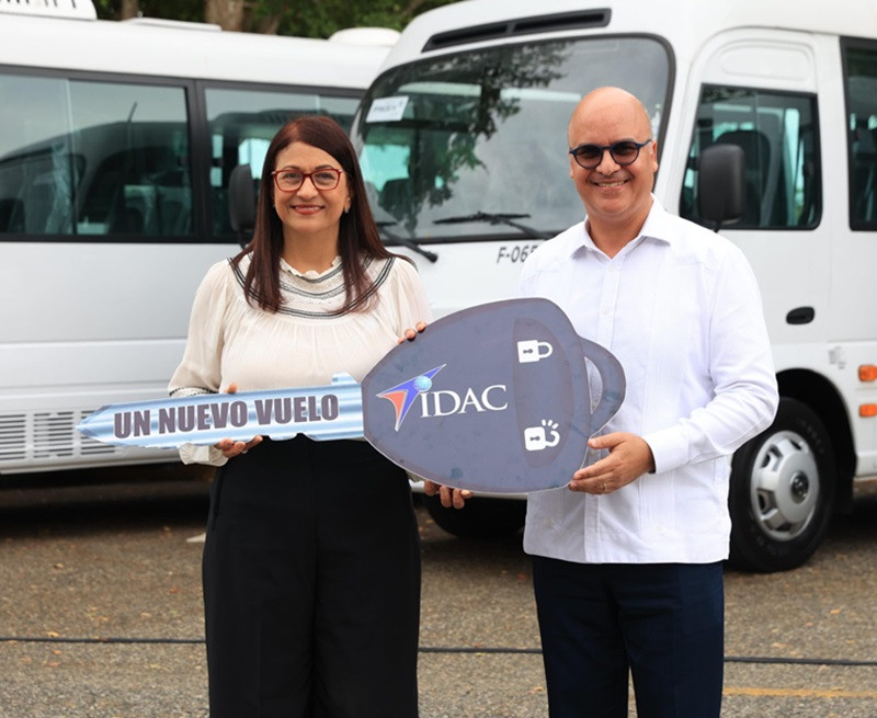 Igor Rodru00edguez Duru00e1n, director general del IDAC junto a la directora de Recursos Humanos Maribel Lu00f3pez durante la entrega de siete nuevos autobuses para el transporte de los colaboradores de la instituciu00f3n