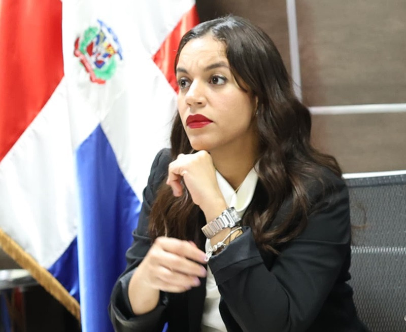 Perla de la Rosa, secretaria del CNFC y Jair Caraballo, encargado del Departamento Técnico Deliberativo de la DGA