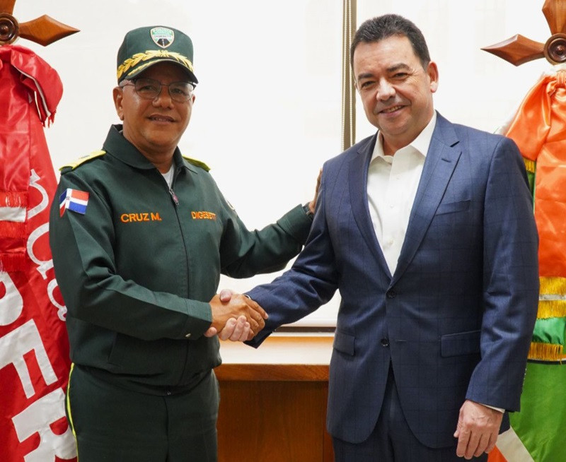 El general Pascual Cruz Méndez, P.N., director de la DIGESETT, junto a Andrés Mejía Zuluaga, representante principal de la Fundación MAPFRE en República Dominicana.