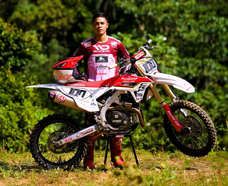 Edwardo Morales Espinel # 100