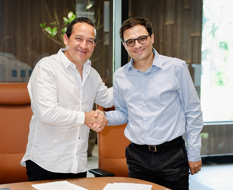 Yasser Gonzu00e1lez, presidente de Cleaner Studio, y Sebastien Proux, director general de Dominican Motors 